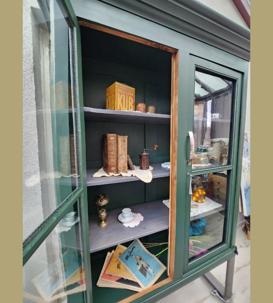 Une ancienne vitrine sur pieds acier