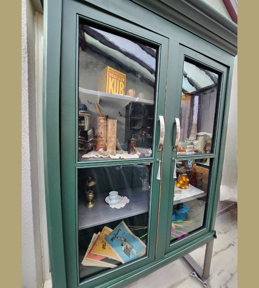 Une ancienne vitrine sur pieds acier – Image 7