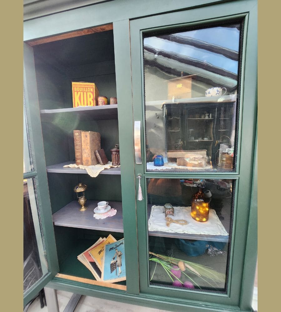 Une ancienne vitrine sur pieds acier – Image 3