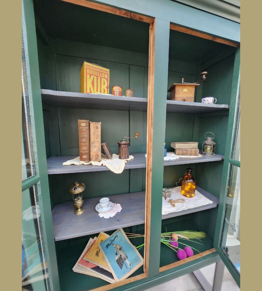 Une ancienne vitrine sur pieds acier – Image 18