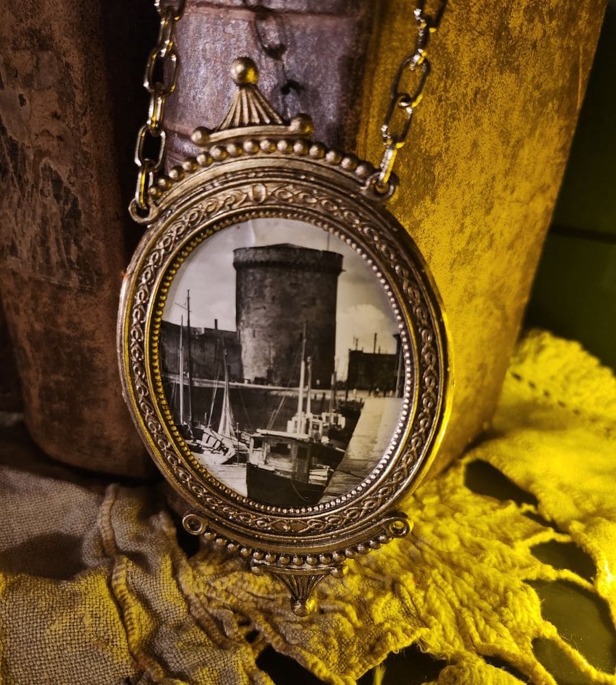 Un trio de médaillons anciens à suspendre – Image 8