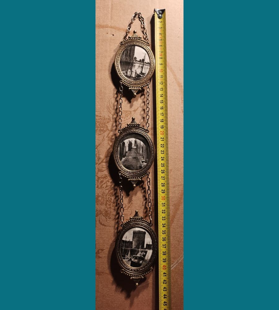 Un trio de médaillons anciens à suspendre – Image 17