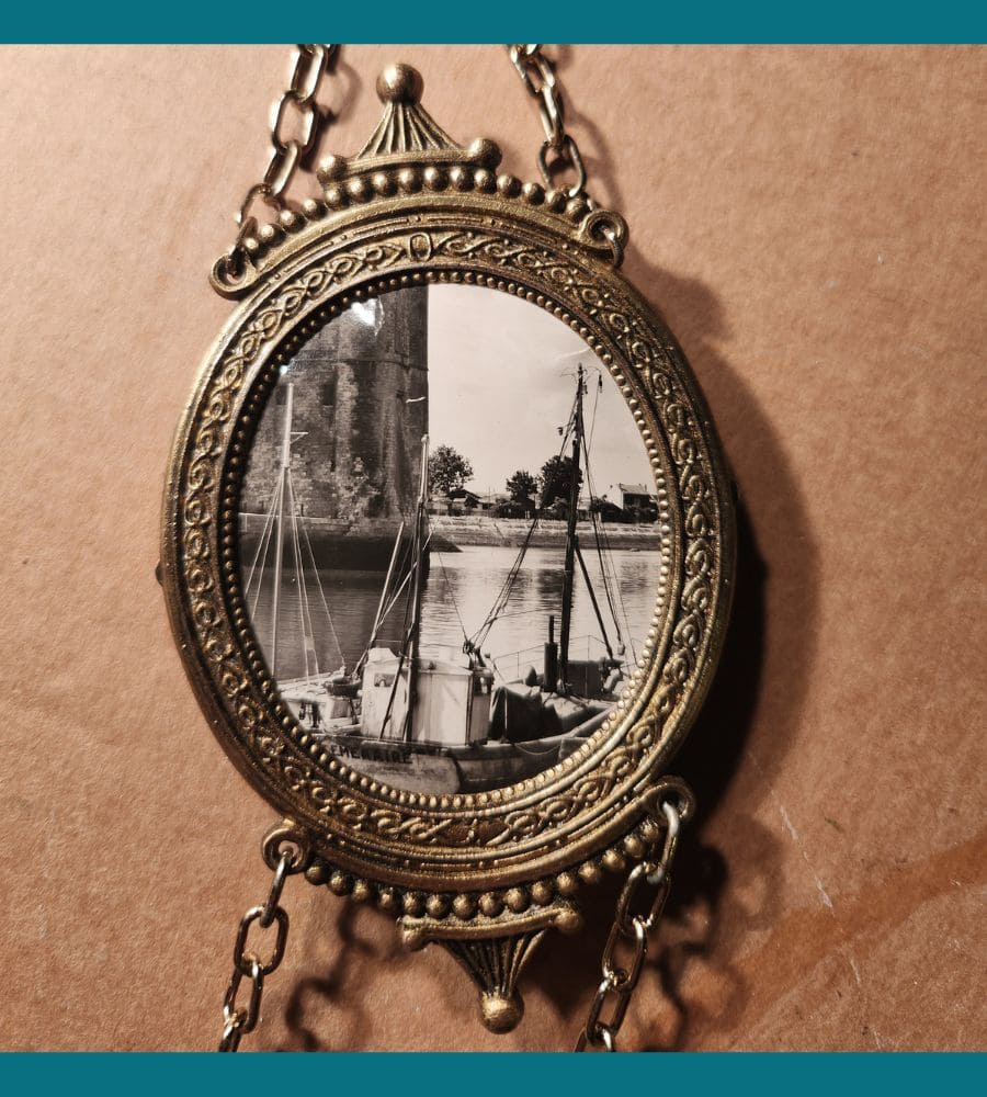 Un trio de médaillons anciens à suspendre – Image 13