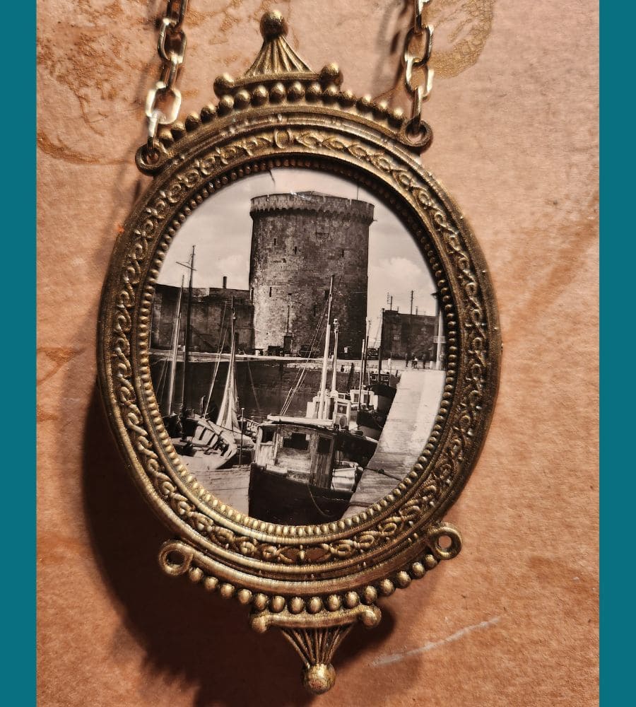 Un trio de médaillons anciens à suspendre – Image 12