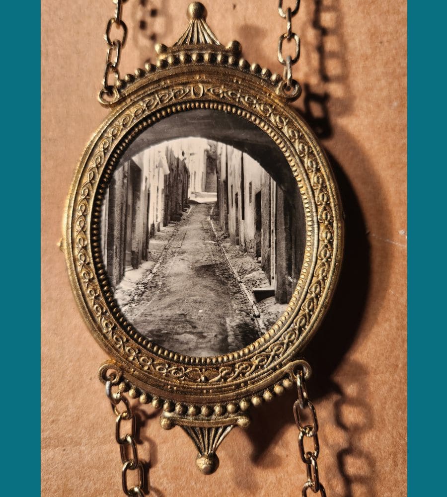 Un trio de médaillons anciens à suspendre – Image 11