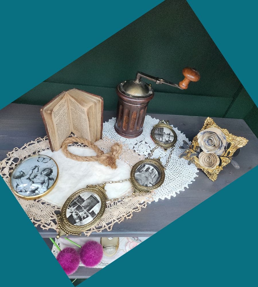 Un trio de médaillons anciens à suspendre