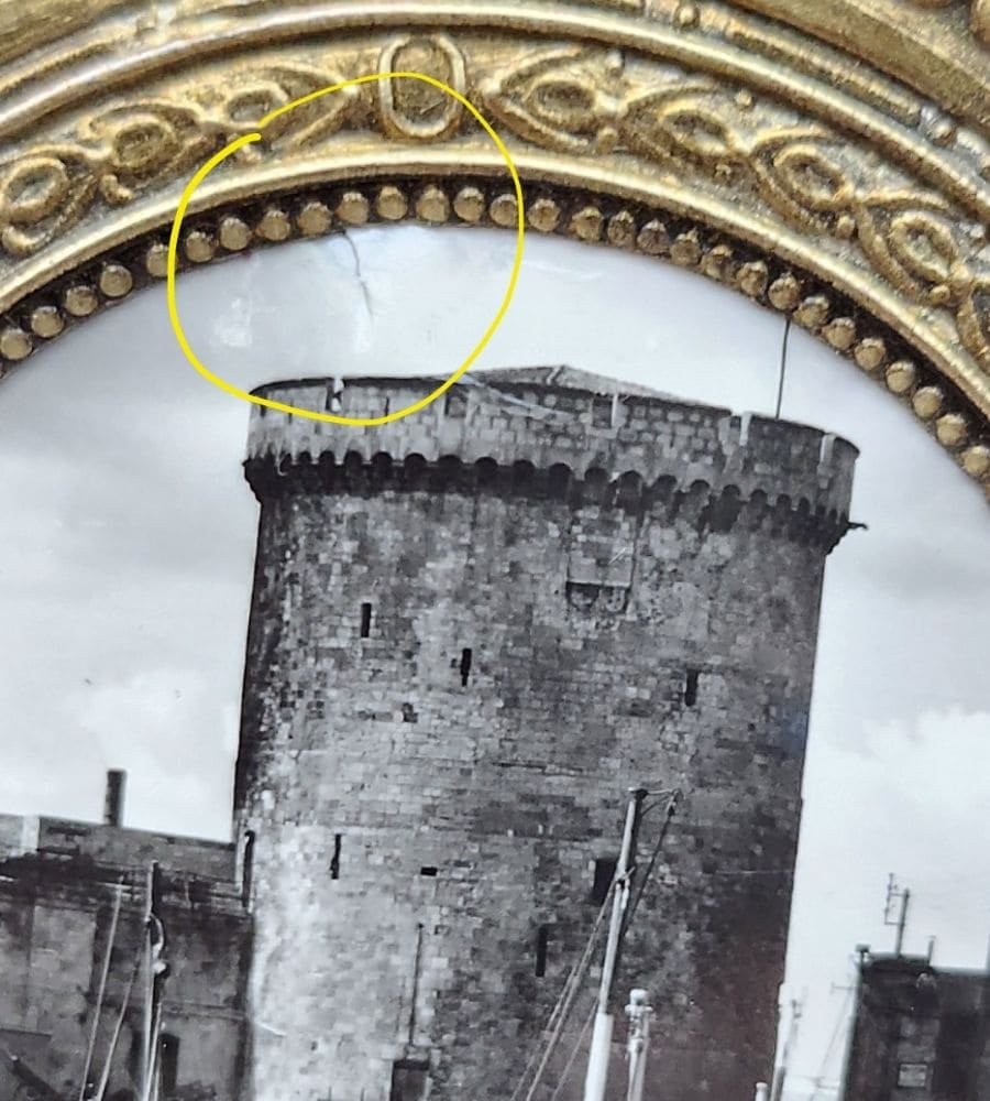 Un trio de médaillons anciens à suspendre – Image 19