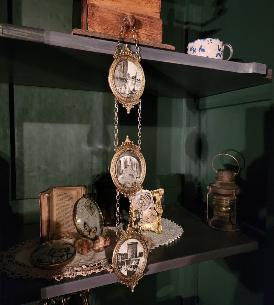 Un trio de médaillons anciens à suspendre – Image 4