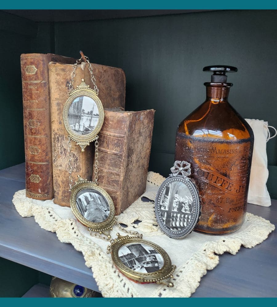 Un trio de médaillons anciens à suspendre – Image 2