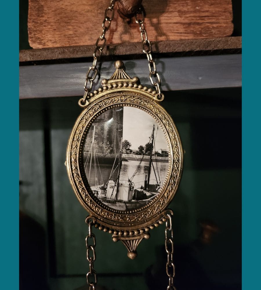 Un trio de médaillons anciens à suspendre – Image 16