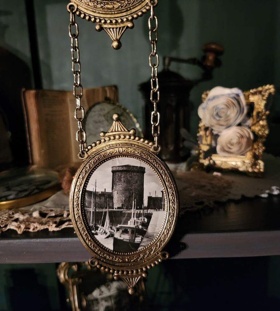 Un trio de médaillons anciens à suspendre – Image 15