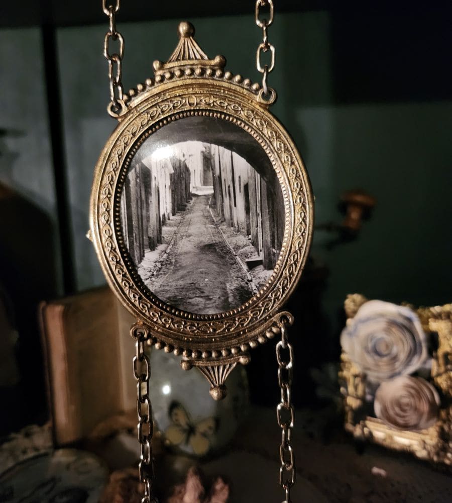 Un trio de médaillons anciens à suspendre – Image 14