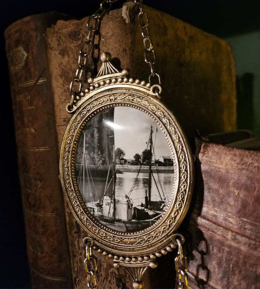 Un trio de médaillons anciens à suspendre – Image 7