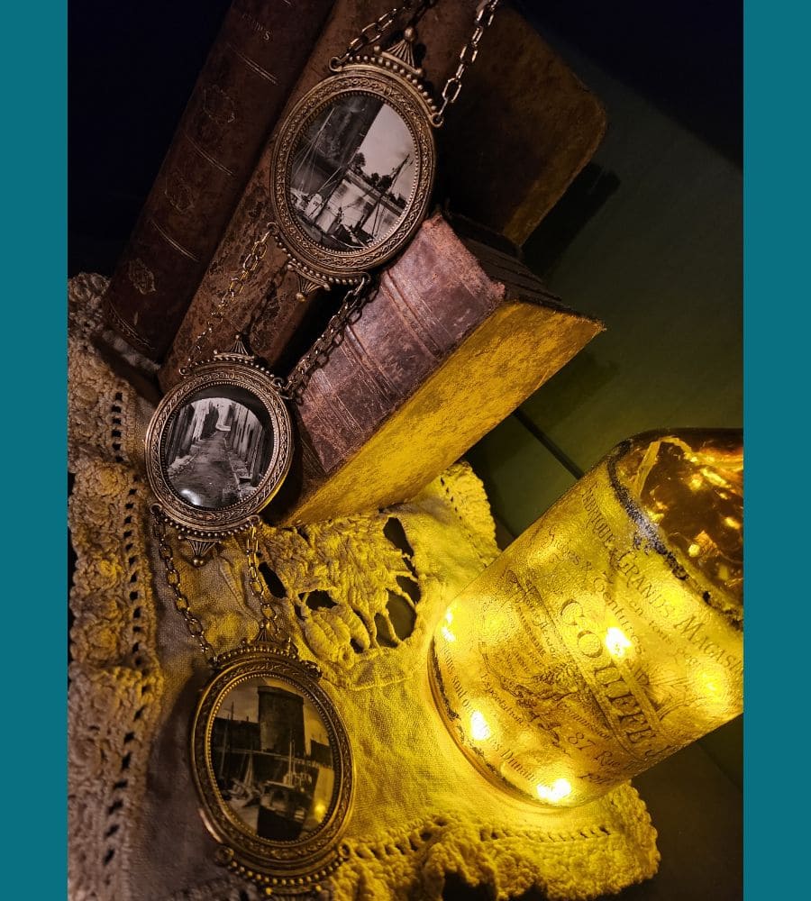 Un trio de médaillons anciens à suspendre – Image 3