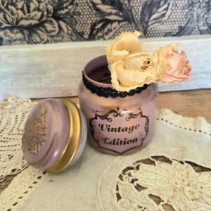 Un pot en verre avec couvercle vintage