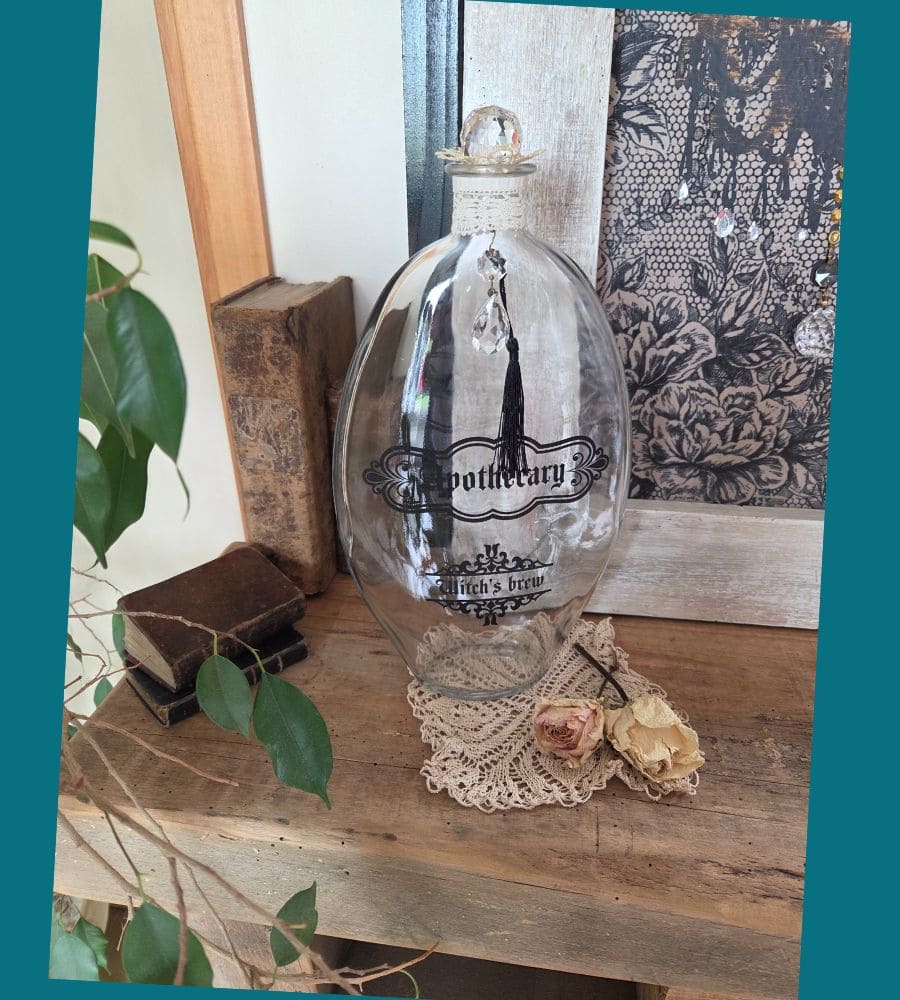 Une grande bouteille ovale en verre