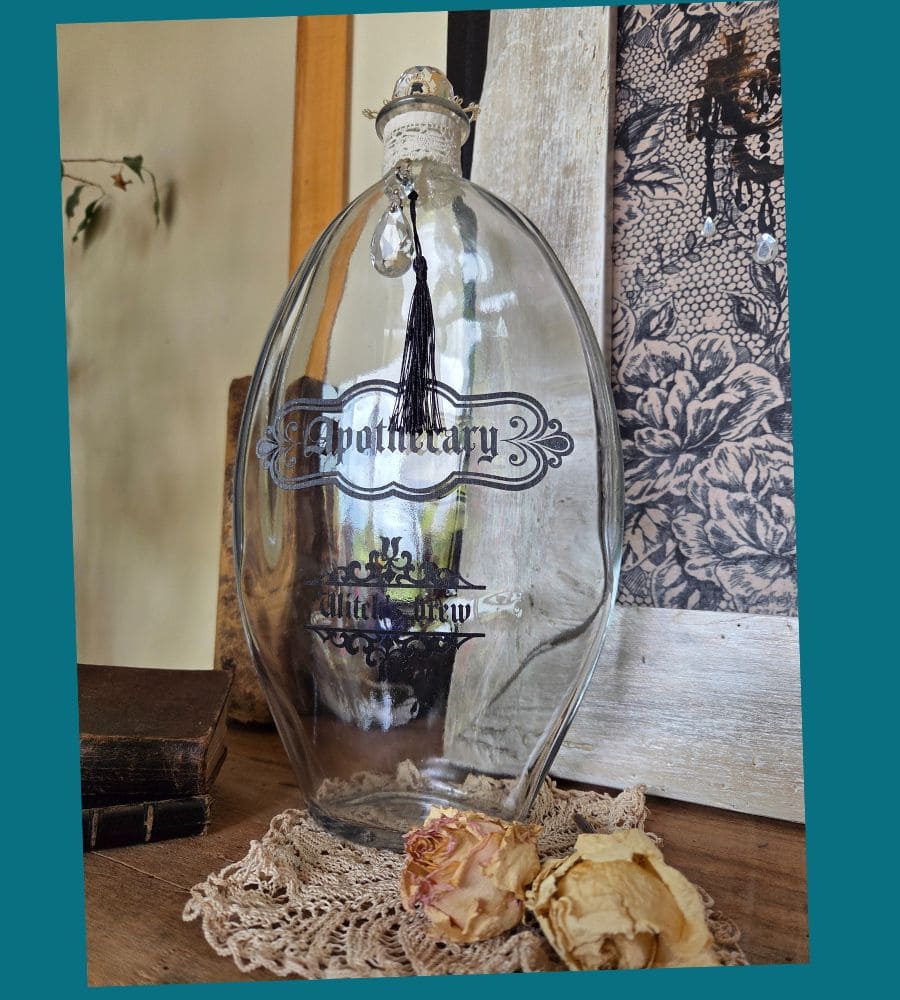 Une grande bouteille ovale en verre – Image 3