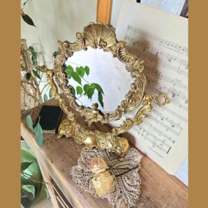 Un miroir en métal doré