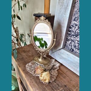 Un élégant miroir pivotant en laiton