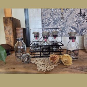 Un panier en métal et ses 6 flacons en verre