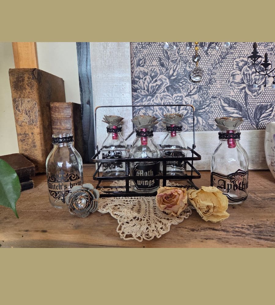 Un panier en métal et ses 6 flacons en verre
