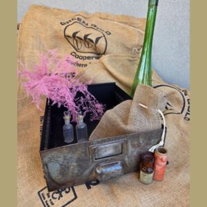 Un grand tiroir en métal