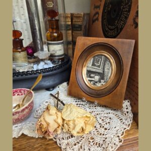 Un cadre pour miniature et sa photo en noir et blanc