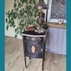 Une table de chevet à l'esprit baroque