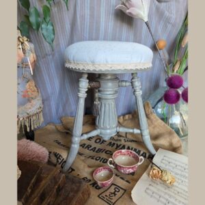 Un charmant tabouret de piano