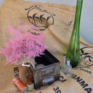 Un ancien tiroir en métal