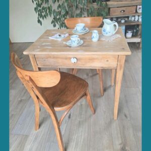 Une petite table de campagne patinée