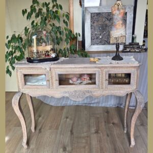 Une console vitrée à la douce patine