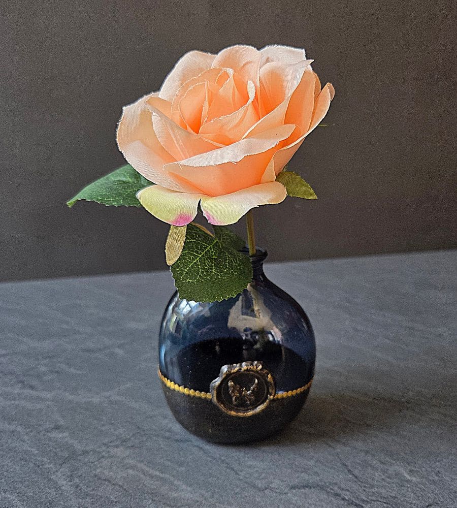 Un petit vase décoratif en verre repimpé – Image 6