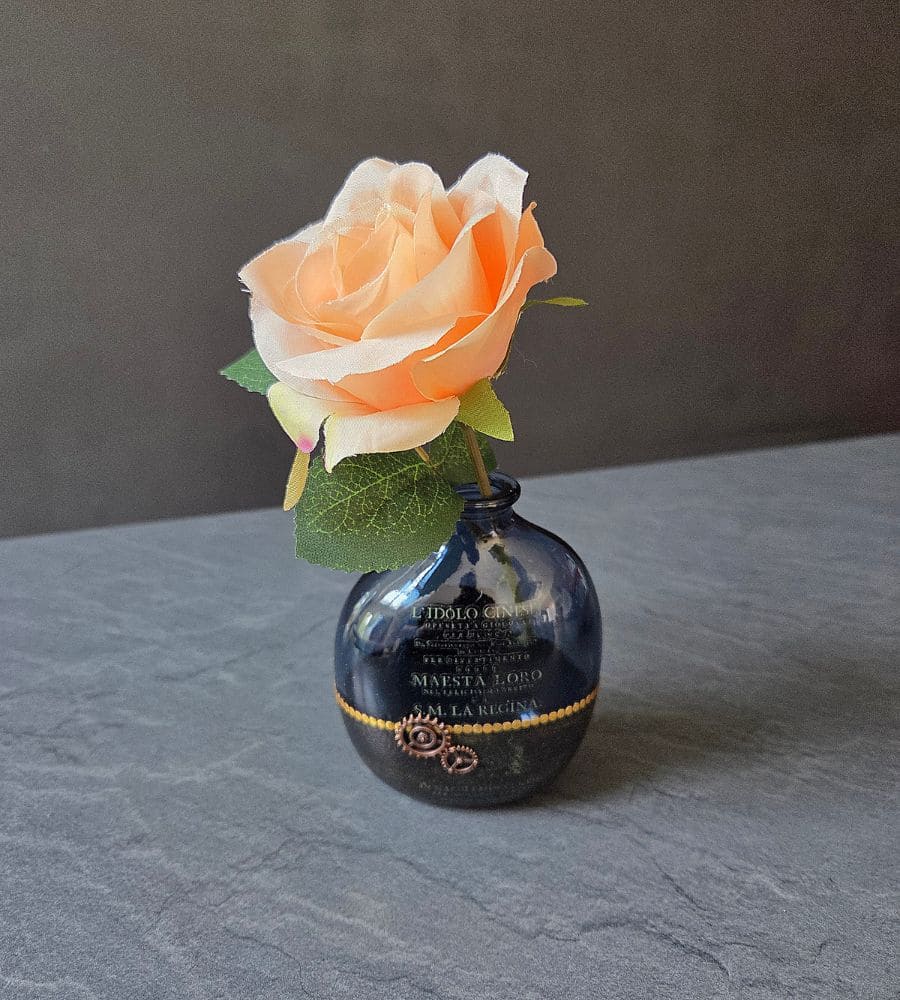 Un petit vase décoratif en verre repimpé – Image 5