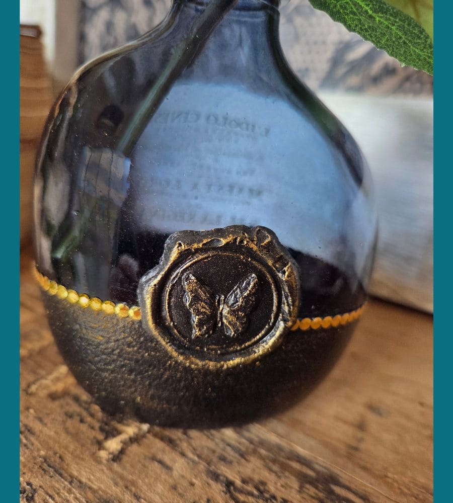 Un petit vase décoratif en verre repimpé – Image 11