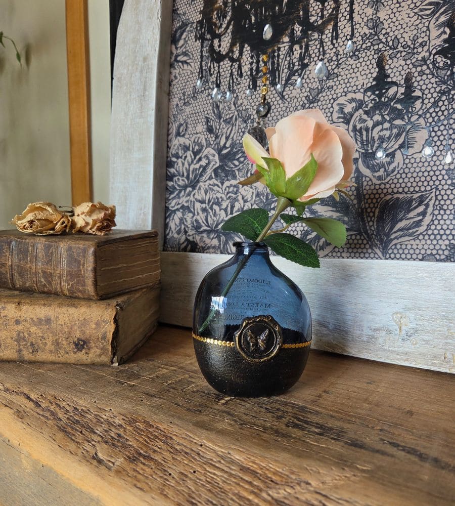 Un petit vase décoratif en verre repimpé – Image 2