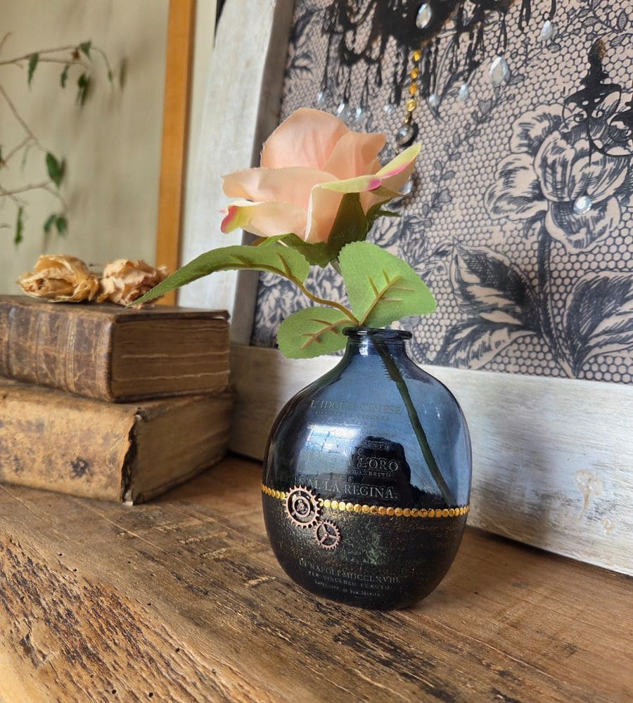 Un petit vase décoratif en verre repimpé – Image 3