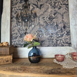 Un petit vase décoratif en verre repimpé