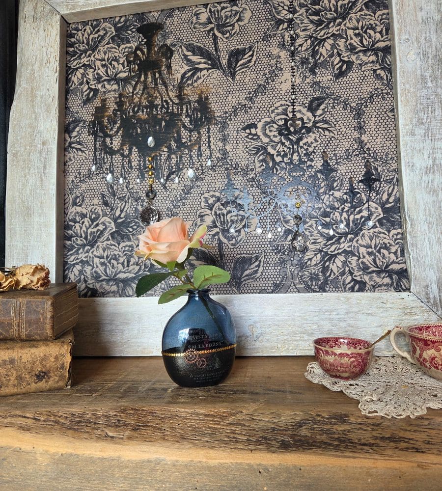 Un petit vase décoratif en verre repimpé