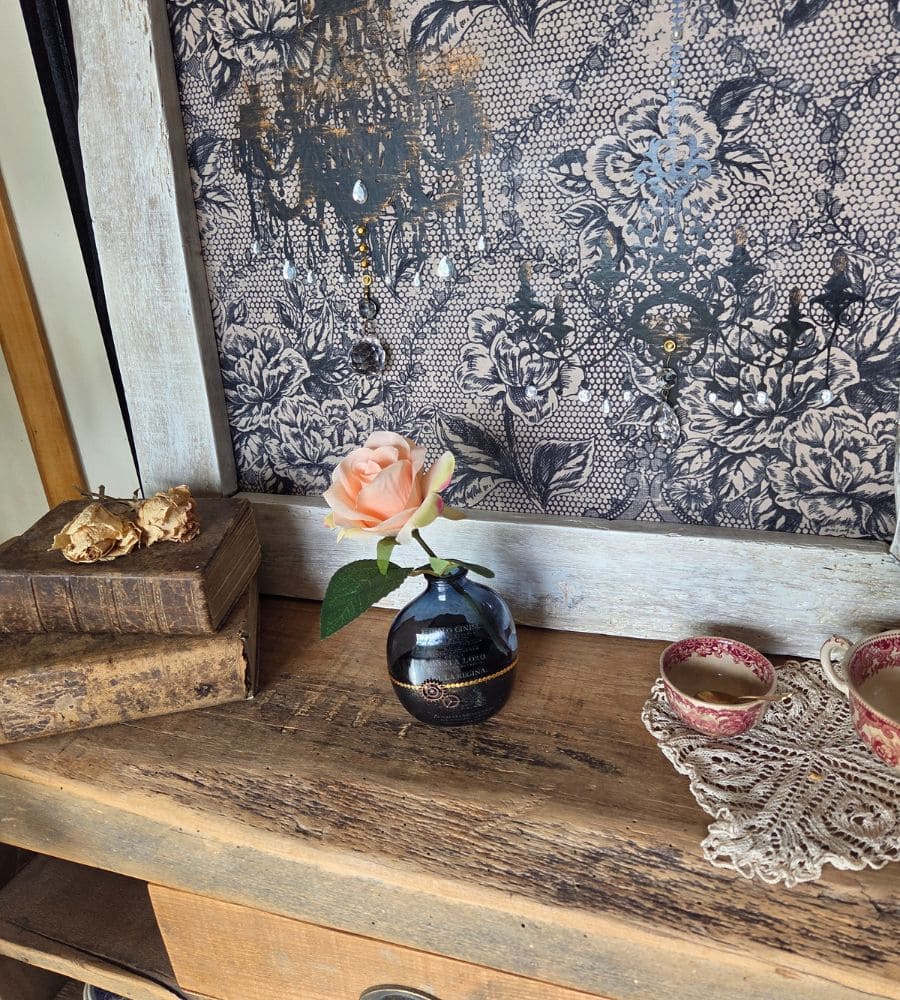 Un petit vase décoratif en verre repimpé – Image 4