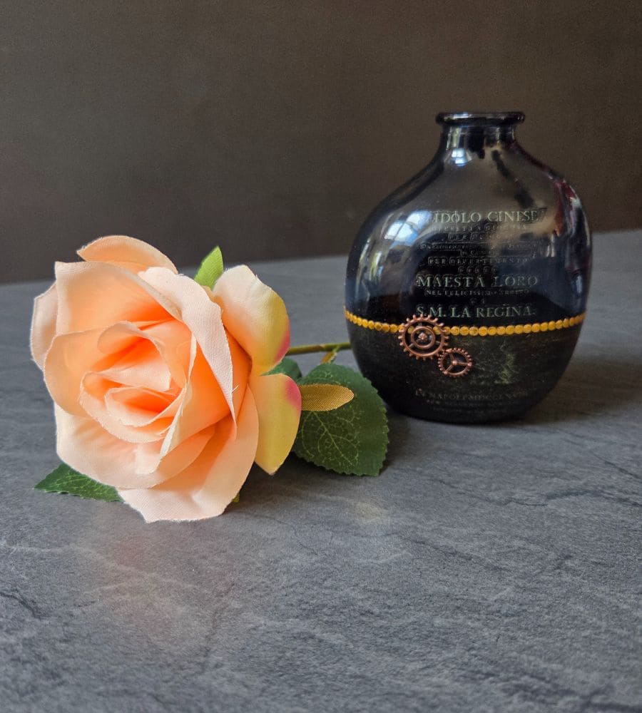 Un petit vase décoratif en verre repimpé – Image 7