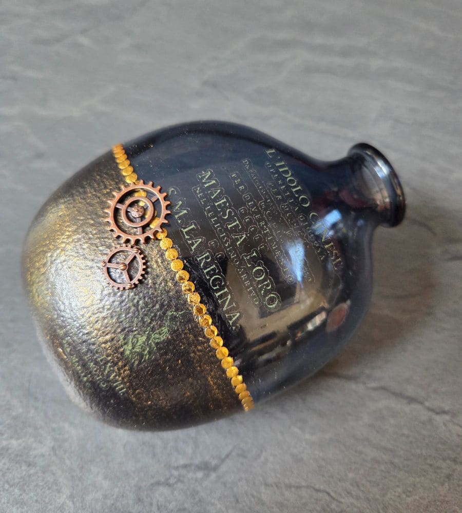 Un petit vase décoratif en verre repimpé – Image 9