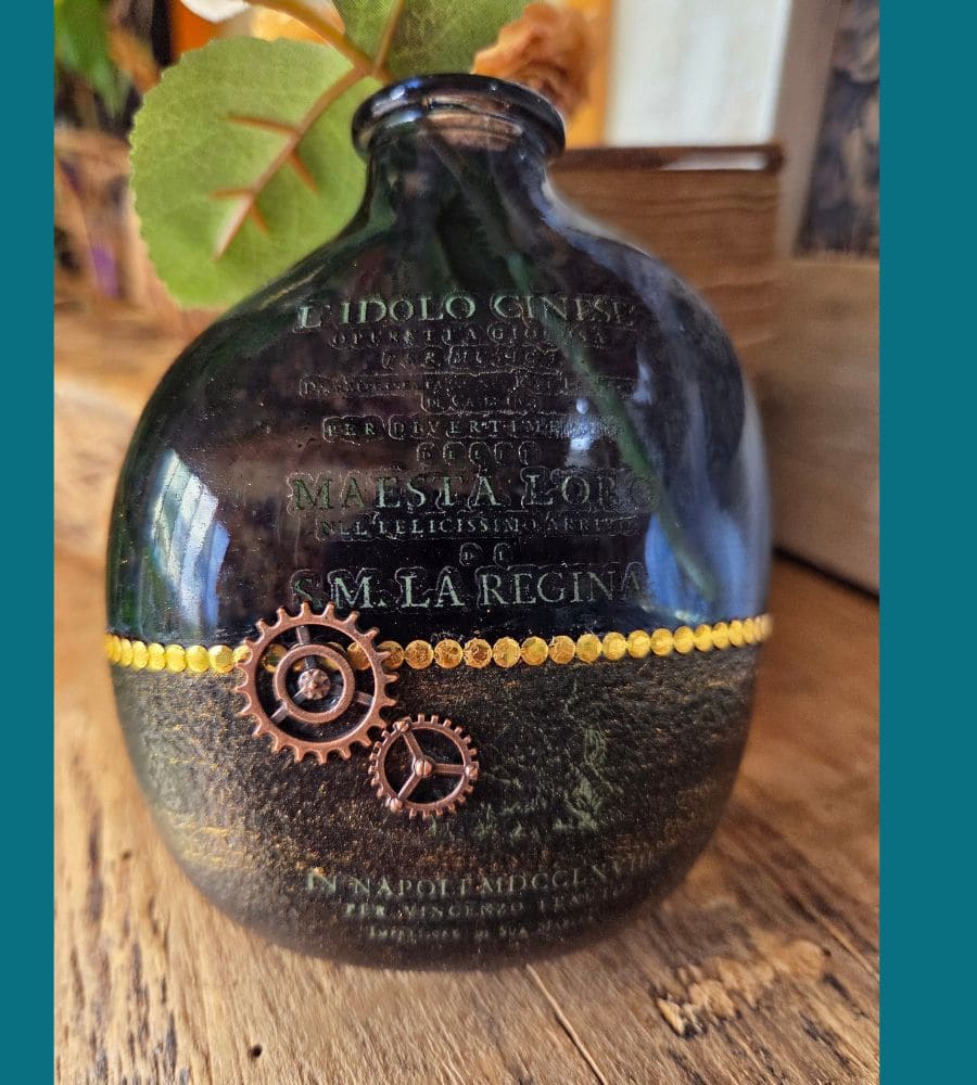 Un petit vase décoratif en verre repimpé – Image 10