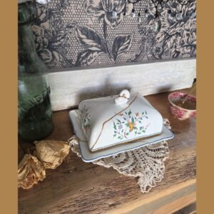 Un beurrier en faïence Gien - Kintsugi