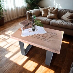 Une table basse - Plateau en chêne massif, pieds acier, finition haut de gamme