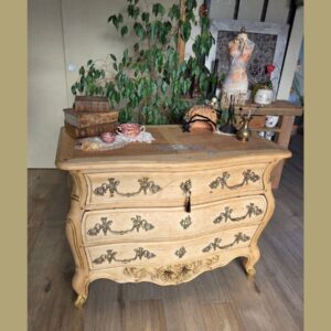 Une commode bordelaise Louis XV en merisier massif