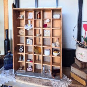Un ancien casier devenu étagère à curiosités