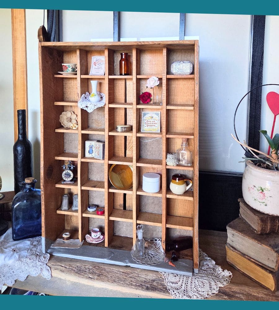 Un ancien casier devenu étagère à curiosités