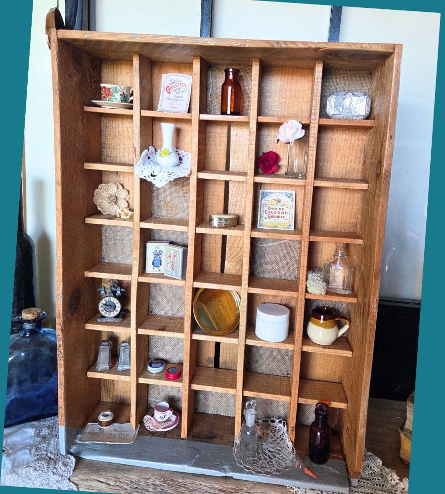 Un ancien casier devenu étagère à curiosités – Image 3