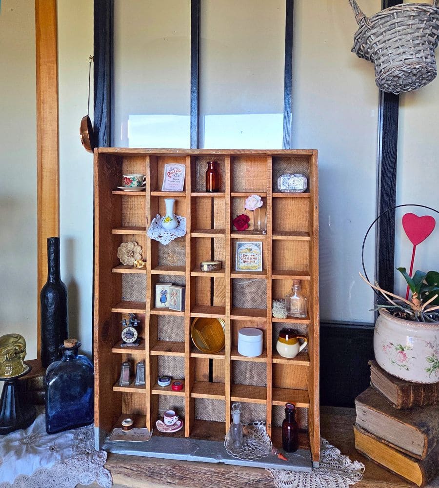 Un ancien casier devenu étagère à curiosités – Image 4